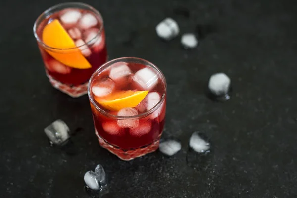 Negroni Koktajl Pomarańczowy Lód Domu Negroni Klasyczny Koktajl Składników Czarnym — Zdjęcie stockowe