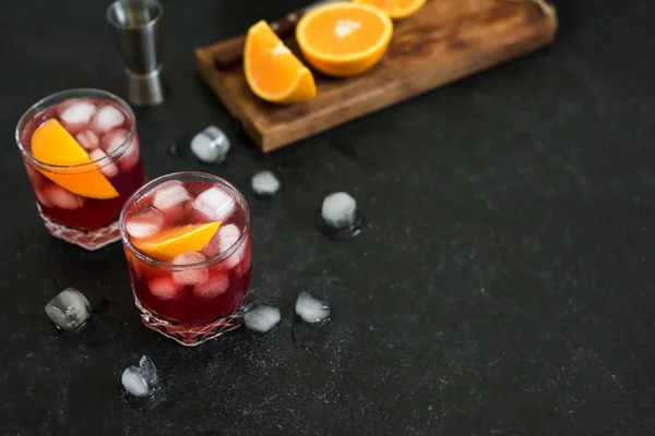 Negroni Koktajl Pomarańczowy Lód Domu Negroni Klasyczny Koktajl Składników Czarnym — Zdjęcie stockowe