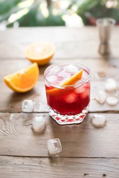 Negroni Koktél Narancs Jég Házi Klasszikus Negroni Koktél Fából Készült — Stock Fotó