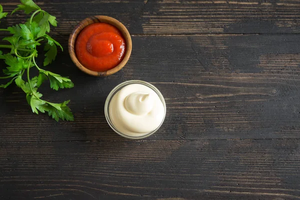 Ketchup Mayonaise Sauzen Donkere Houten Achtergrond Kopie Ruimte — Stockfoto