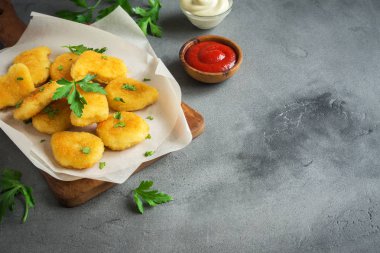 Tavuklu ve gri beton arka planda, kopya alanı sos. Kızarmış tavuk brest nuggets ketçap ve mayonez ile.