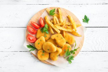 Tavuk nuggets, kızarmış patates ve beyaz ahşap zemin, üzerine sosu alanı kopyalayın. Fried nuggets ve ketçap ve mayonez ile patates.