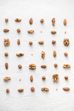 (Ceviz, fındık, badem ve dolmalık fıstık) çeşitli fındık desen olarak beyaz arka plan üzerinde düz kopya alanı ile yatıyordu..