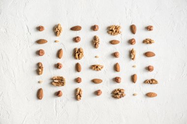 (Ceviz, fındık, badem ve dolmalık fıstık) çeşitli fındık desen olarak beyaz arka plan üzerinde düz kopya alanı ile yatıyordu..