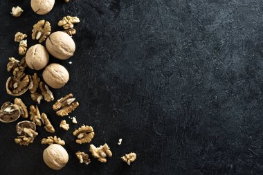 Organik ceviz. Ceviz sınır siyah taş zemin, üstten görünüm, kopya alanı.