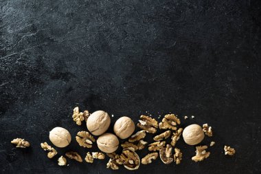 Organik ceviz. Ceviz sınır siyah taş zemin, üstten görünüm, kopya alanı.
