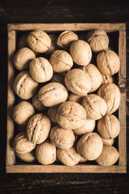 Organik ceviz rustik ahşap kutusunda, üst görünüm. Ceviz mevsimlik hasat.