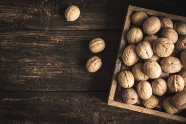 Organik ceviz rustik ahşap kutusunda, üst görünüm. Ceviz mevsimlik hasat.
