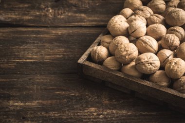 Rustik ahşap kutusunda, üstten görünüm, organik ceviz alanı kopyalayın. Ceviz mevsimlik hasat.