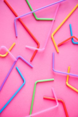 Çubuk, pembe arka plan içme. Yaz kokteyl partisi, eğlenceli ve mutlu tatil kavramı.