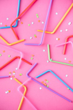 Payet ve konfeti, pembe arka plan içme. Yaz kokteyl partisi, eğlenceli ve mutlu tatil kavramı.