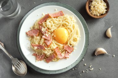 Spagetti carbonara Makarna yumurta sosu, pastırma ve rendelenmiş parmesan peynir - gri beton zemin üzerine ev yapımı sağlıklı İtalyan Makarna