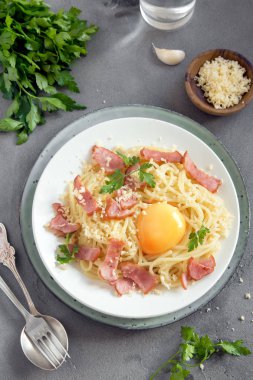 Spagetti carbonara Makarna yumurta sosu, pastırma ve rendelenmiş parmesan peynir - gri beton zemin üzerine ev yapımı sağlıklı İtalyan Makarna