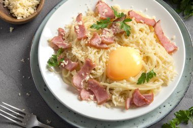 Tarçın ve Hindistan cevizi Noel ve kış için yumurta likörü tatil. Gözlük baharatlı RIM ile ev yapımı yumurta likörü.