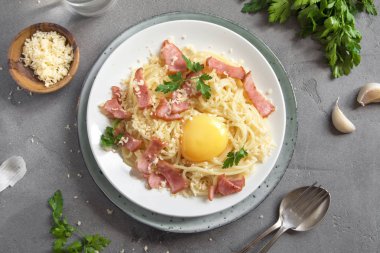 Spagetti carbonara Makarna yumurta sosu, pastırma ve rendelenmiş parmesan peynir - gri beton zemin üzerine ev yapımı sağlıklı İtalyan Makarna