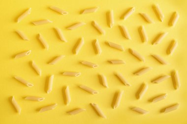 Sarı arka penne makarna en iyi görünüm, düz yatıyordu.