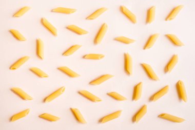 Penne makarna üzerine pastel pembe, en iyi görünüm, düz yatıyordu.