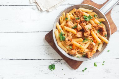 Domates soslu tavuk, maydanoz tavada penne makarna. Tavuk İtalyan penne makarna ile kopya alanı, İtalyan yemeği beyaz arka plan üzerinde.