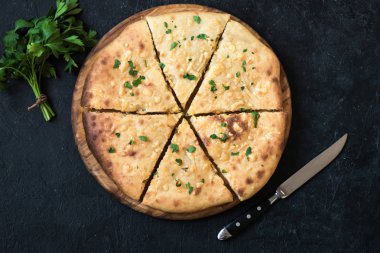 Gürcü geleneksel gözleme - khachapuri veya hachapuri çift peynirli. Imereti khachapuri kopya alanı siyah taş masada.