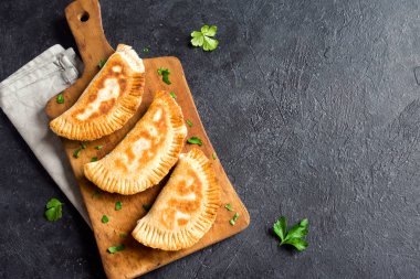 Ev yapımı derin kızarmış sebze burekas (köftesi, samosas) rustik siyah arka planda - vejetaryen kızarmış hamur işleri için meze