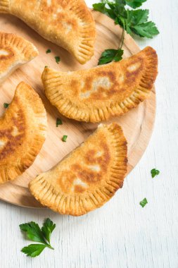 Ev yapımı derin kızarmış sebze burekas (köftesi, samosas) beyaz arka planda - vejetaryen kızarmış hamur işleri için meze