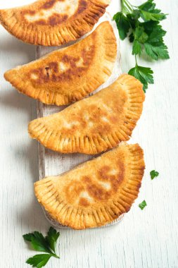 Ev yapımı derin yağda kızartılmış sebze samosas (köftesi, burekas) - snack için vejetaryen kızarmış hamur işleri