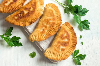 Ev yapımı derin yağda kızartılmış sebze samosas (köftesi, burekas) - snack için vejetaryen kızarmış hamur işleri