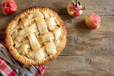 Klasik elma pasta tatlı. Organik sonbahar elma dan ev yapımı American Pie.