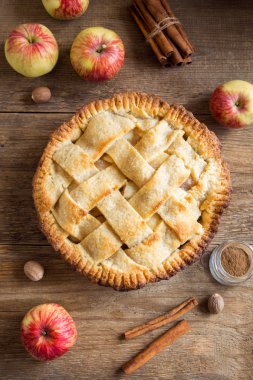 Klasik elma pasta tatlı. Organik sonbahar elma dan ev yapımı American Pie.