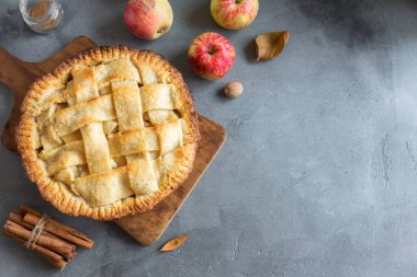 Kafes ile klasik elma pasta tatlı. Organik yaz elma dan ev yapımı American Pie.