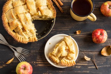 Kafes ile klasik elma pasta tatlı. Organik elma dan ev yapımı American Pie parçası.