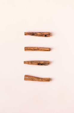 Pastel pembe, üstten görünüm tarçın sopa.