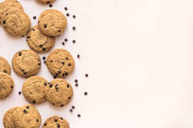 Çikolatalı kurabiye pembe pastel arka planda, üstten görünüm alanı Kopyala