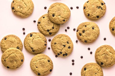 Çikolatalı kurabiye pembe pastel arka planda, üstten görünüm alanı Kopyala