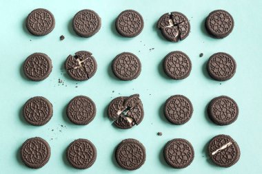 Oreo (çikolata ve krema) çerezleri mavi pastel renkli, üstten görünüm.