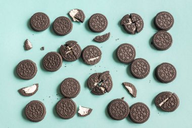 Oreo (çikolata ve krema) çerezleri mavi pastel renkli, üstten görünüm.