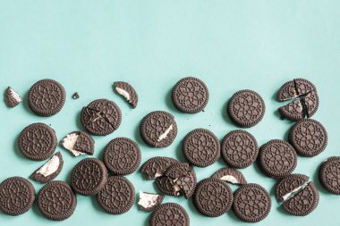 Oreo (çikolata ve krema) çerezleri mavi pastel renkli, üstten görünüm.