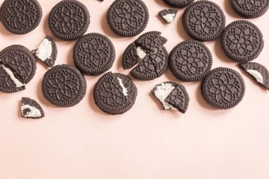 Oreo (çikolata ve krema) çerezleri pastel pembe, üstten görünüm.