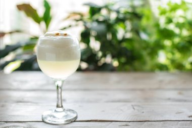 Pisco ekşi kokteyl. Peru, Meksika, Şili geleneksel içki pisco ekşi likör limon ve yumurta, kopya alanı ile.