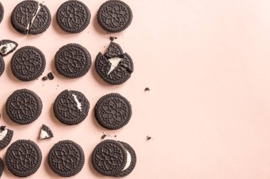 Oreo (çikolata ve krema) çerezleri pastel pembe, üstten görünüm.