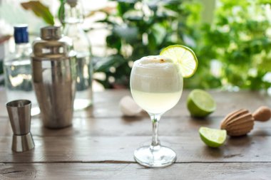 Pisco ekşi kokteyl. Peru, Meksika, Şili geleneksel içki pisco ekşi likör bar yapmak için ekipman ve kireç ve yumurta ile.