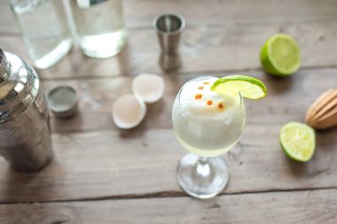 Pisco ekşi kokteyl. Peru, Meksika, Şili geleneksel içki pisco ekşi likör bar yapmak için ekipman ve kireç ve yumurta ile.