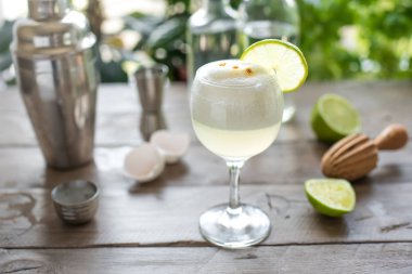 Pisco ekşi kokteyl. Peru, Meksika, Şili geleneksel içki pisco ekşi likör bar yapmak için ekipman ve kireç ve yumurta ile.