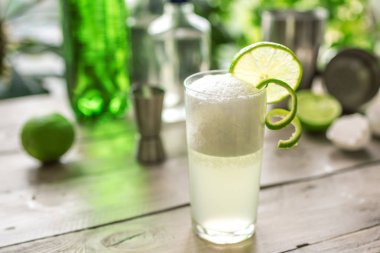 Yumurta Cin Fizz kokteyl limon garnitür ile. Cin Fizz iç malzemeler ile yapmak.