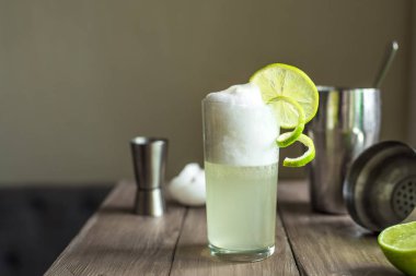 Yumurta Cin Fizz kokteyl limon garnitür ile. Cin Fizz iç malzemeler ile yapmak, kopyalama alanı.