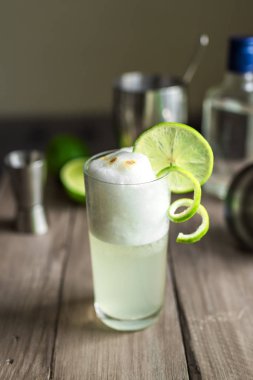 Pisco ekşi kokteyl. Peru, Meksika, Şili geleneksel içki pisco ekşi likör bar yapmak için ekipman ve kireç ve yumurta ile.