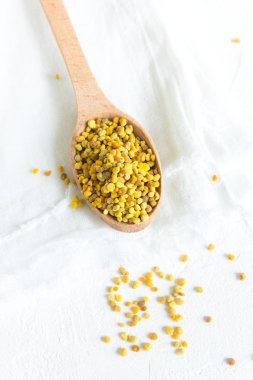 Arı polen içinde kaşık beyaz arka plan üzerinde. Sağlıklı organik ham diyet vejetaryen gıda içerikler - arı polen.