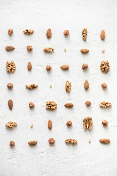 (Ceviz, fındık, badem ve dolmalık fıstık) çeşitli fındık desen olarak beyaz arka plan üzerinde düz kopya alanı ile yatıyordu..