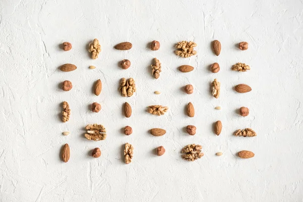 (Ceviz, fındık, badem ve dolmalık fıstık) çeşitli fındık desen olarak beyaz arka plan üzerinde düz kopya alanı ile yatıyordu..