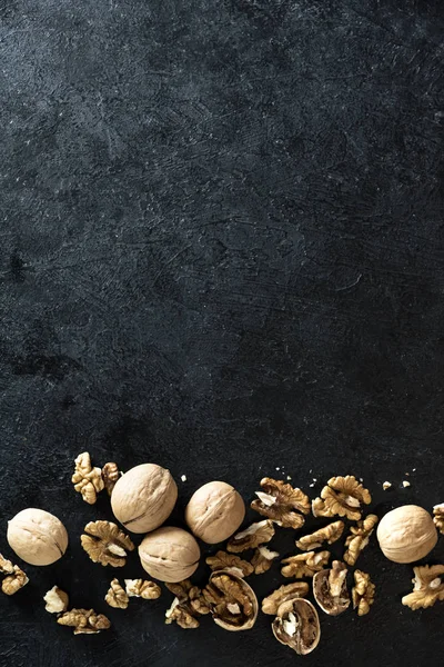 Organik ceviz. Ceviz sınır siyah taş zemin, üstten görünüm, kopya alanı.